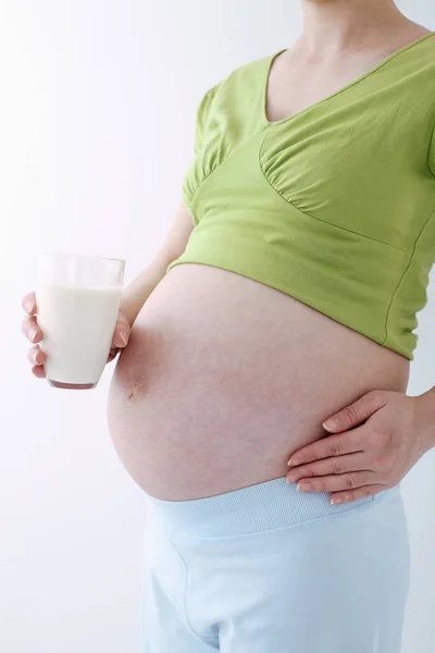 Mujer Embarazada Que Tiene Vaso Leche — Foto de Stock