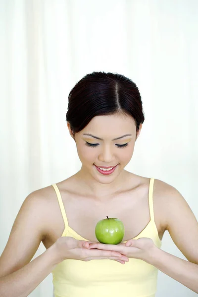 Γυναίκα Που Κρατά Πράσινο Μήλο — Φωτογραφία Αρχείου