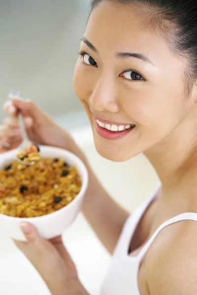 Mujer Disfrutando Cereal Desayuno — Foto de Stock