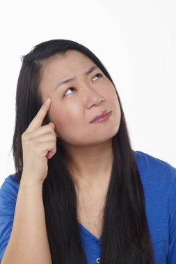 Beyaz arka planda izole edilmiş bir kadının yüz ifadesi