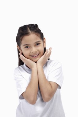 Elleri başında gülümseyen bir kız