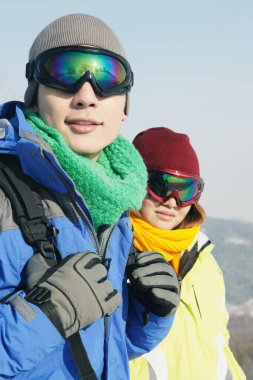 Kayak gözlüklü kadın ve erkek.