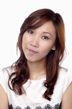 Beyaz arka planda izole edilmiş bir kadının yüz ifadesi