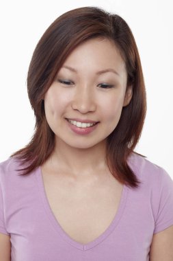 Beyaz arka planda izole edilmiş bir kadının yüz ifadesi