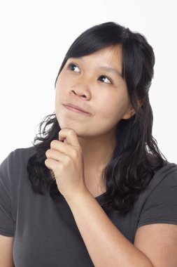 Beyaz arka planda izole edilmiş bir kadının yüz ifadesi