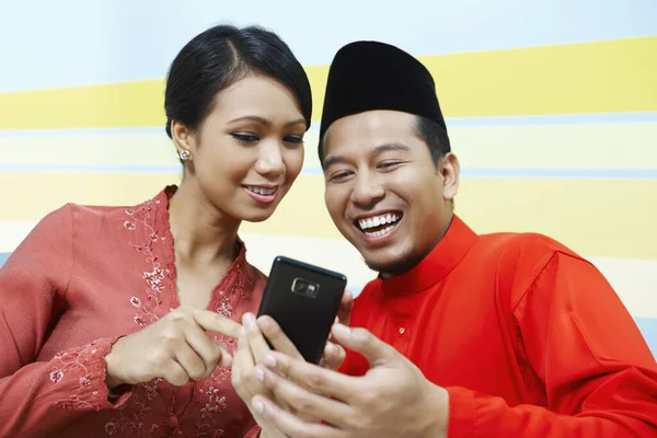 Man Vrouw Samen Zoek Naar Mobiele Telefoon — Stockfoto