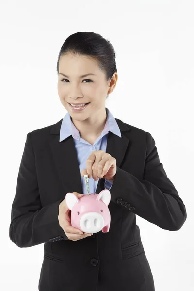 Midden Volwassen Zakenvrouw Bespaart Geld Piggybank — Stockfoto