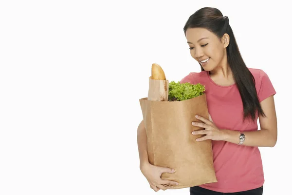食料品の袋を調べる女性 — ストック写真