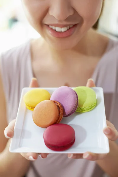 Mujer Que Tiene Plato Macarones —  Fotos de Stock