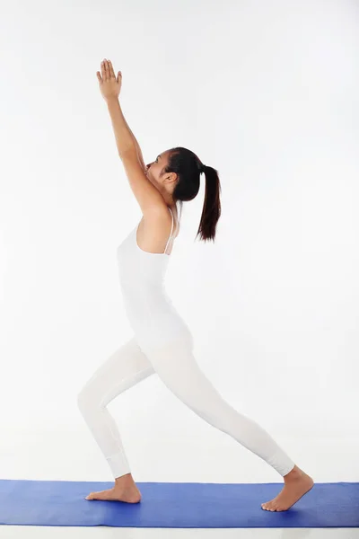 Mujer Joven Practicando Yoga —  Fotos de Stock