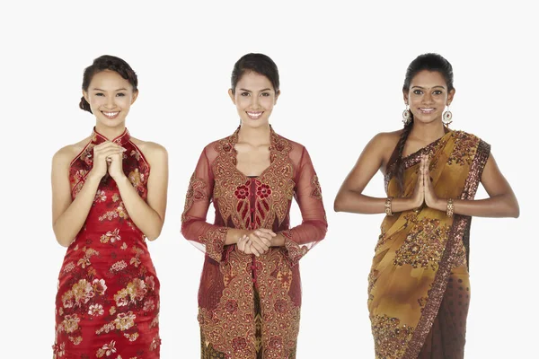 Ευτυχισμένες Γυναίκες Παραδοσιακά Ρούχα Που Δείχνουν Χειρονομίες Χαιρετισμού — Φωτογραφία Αρχείου