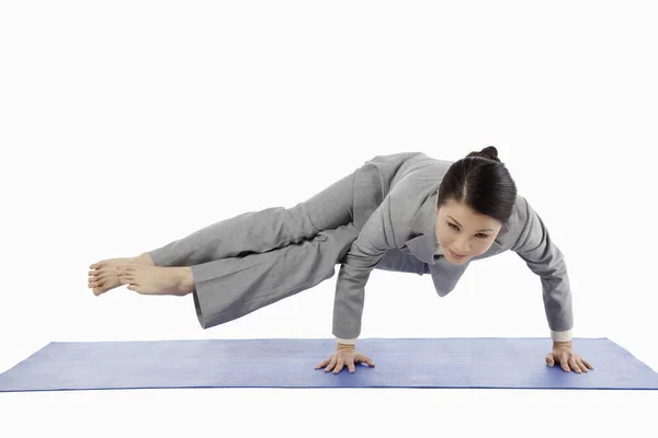 Mediados Adulto Mujer Negocios Haciendo Yoga Lado Grúa Pose —  Fotos de Stock