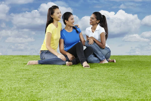 Drie Jonge Vrouwen Zitten Het Gras Kletsen — Stockfoto