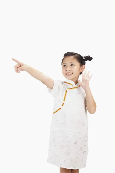 Chica Cheongsam Sonriendo Señalando Con Dedo —  Fotos de Stock
