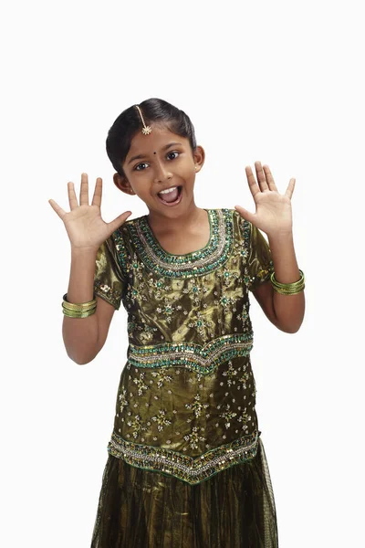 Zaskoczona Dziewczyna Tradycyjnej Odzieży Otwartymi Rękami — Zdjęcie stockowe