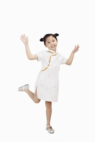 Gadis Cheongsam Tersenyum Dan Membuat Gerakan Terbang — Stok Foto
