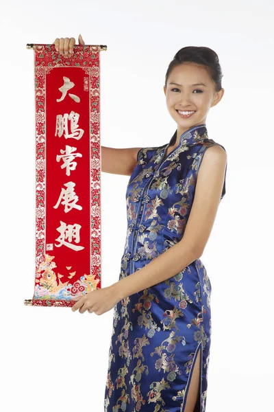 中国の旧正月の挨拶を持つバナーを保持するChongsamの女性 — ストック写真