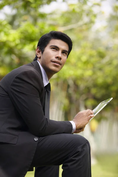 Jovem Empresário Asiático Sentado Banco Parque Usando Tablet Digital — Fotografia de Stock