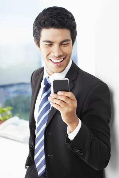 Jovem Empresário Usando Telefone Inteligente — Fotografia de Stock