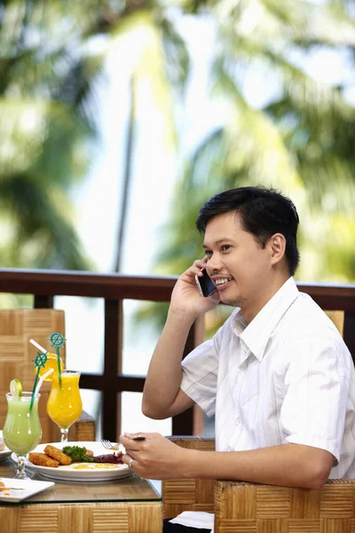 Muž Mluví Telefonu Když Obědvá — Stock fotografie