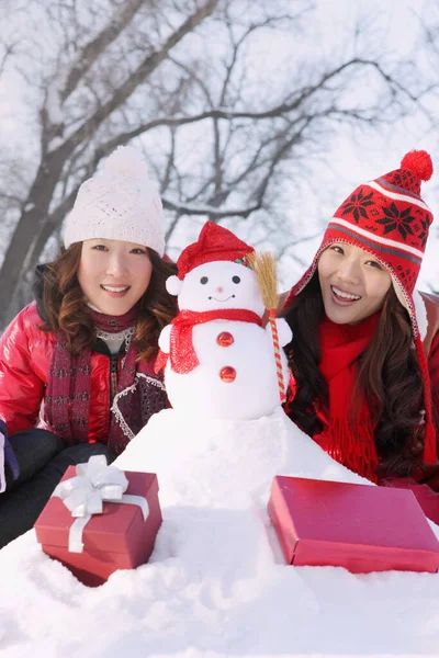 Frauen Mit Schneemann Und Geschenken — Stockfoto