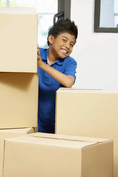 Chlapec Schovaný Lepenkovými Krabicemi — Stock fotografie