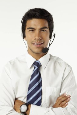 Kulaklık takan genç bir işadamı.