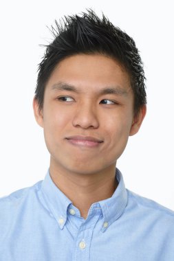 Beyaz arka planda izole edilmiş bir adamın yüz ifadesi