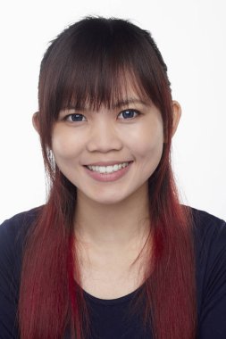 Beyaz arka planda izole edilmiş bir kadının yüz ifadesi