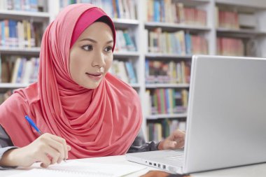 Kütüphanede okuyan bir öğrenci.