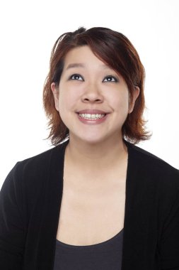 Beyaz arka planda izole edilmiş bir kadının yüz ifadesi