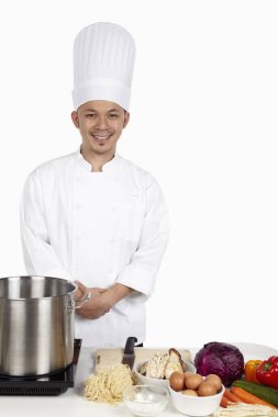 Asyalı şef sağlıklı bir yemek hazırlıyor.