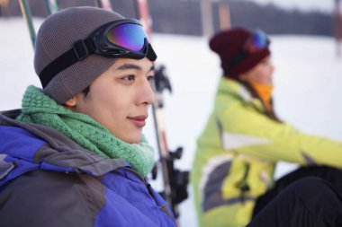 Kayaktan sonra kadın ve erkek dinleniyor.