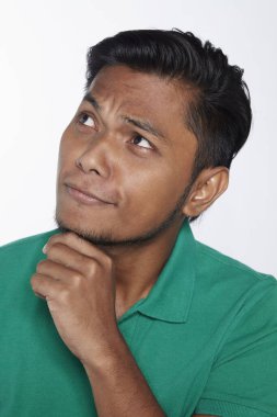 Beyaz arka planda izole edilmiş bir adamın yüz ifadesi