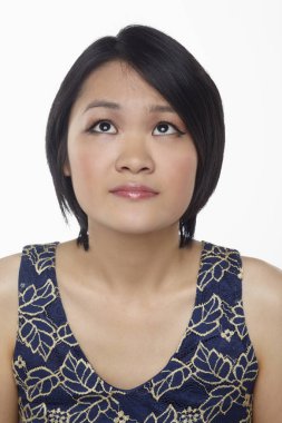 Beyaz arka planda izole edilmiş bir kadının yüz ifadesi