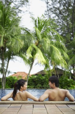 havuzda dinlendirici Çift