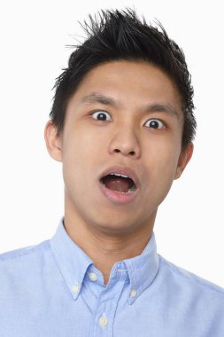 Beyaz arka planda izole edilmiş bir adamın yüz ifadesi