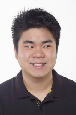 Beyaz arka planda izole edilmiş bir adamın yüz ifadesi