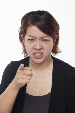 Beyaz arka planda izole edilmiş bir kadının yüz ifadesi