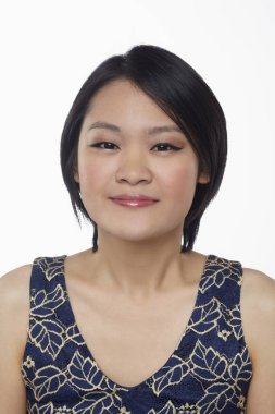 Beyaz arka planda izole edilmiş bir kadının yüz ifadesi