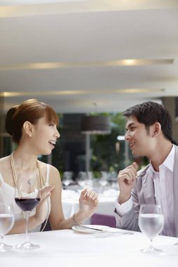 Erkek ve kadın romantik bir randevu hakkında konuşuyorlar.