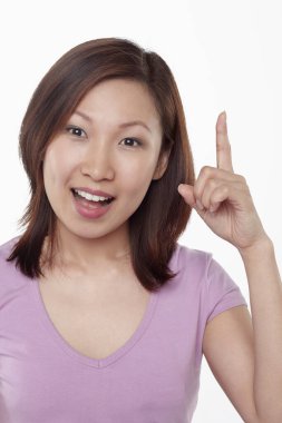 Beyaz arka planda izole edilmiş bir kadının yüz ifadesi