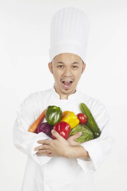 Bir kucak dolusu sebzeli Asyalı şef.