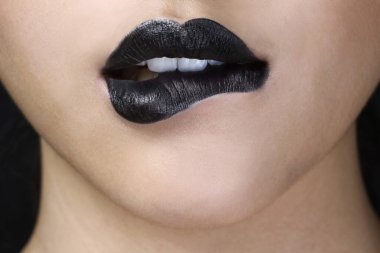 Dudağını ısıran kadın