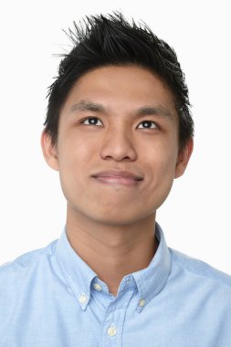 Beyaz arka planda izole edilmiş bir adamın yüz ifadesi