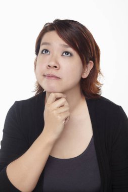 Beyaz arka planda izole edilmiş bir kadının yüz ifadesi