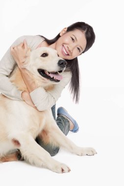 Genç bir kadın sahibi olan bir köpek.