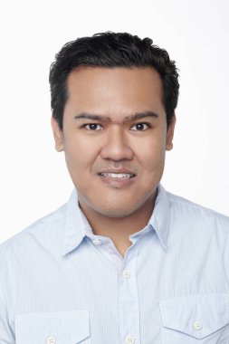 Beyaz arka planda izole edilmiş bir adamın yüz ifadesi