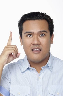 Beyaz arka planda izole edilmiş bir adamın yüz ifadesi