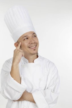 Asyalı şef stüdyo geçmişi hakkında düşünüyor.